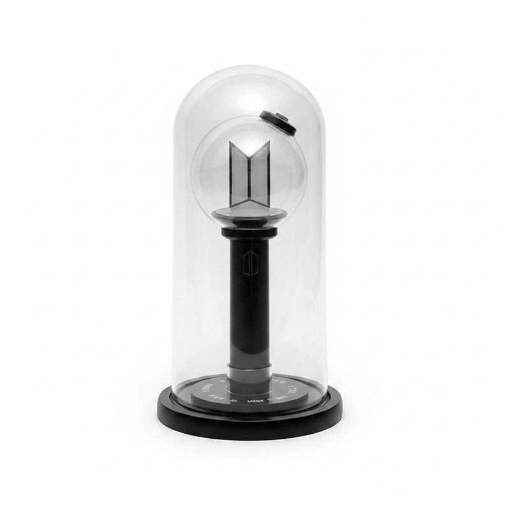 Cupola espositiva in vetro del Lightstick Shop con base nera, che protegge un lightstick BTS Army Bomb su sfondo bianco