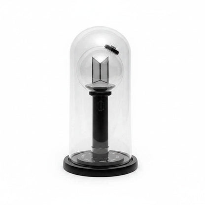 Cupola espositiva in vetro del Lightstick Shop con base nera, che protegge un lightstick BTS Army Bomb su sfondo bianco