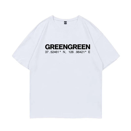 Maglietta bianca in cotone CORTIS GREENGREEN con scritta nera e stampa delle coordinate
